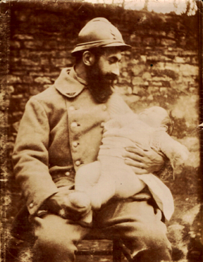 Mars 1918. Henri portant son fils Henry-Louis