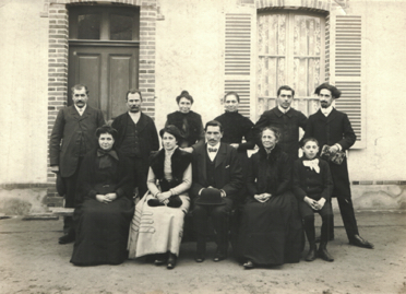 Le lendemain du mariage de Henriette et de Gaston Gayon, soit le 26 janvier 1911. Louis et Henri à droite, Mathilde, la mère, assise avec eux. À gauche, la mère de Gaston.