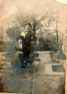 Madeleine avec son mari, Aristide Beslais, les parents de Marguerite, ensemble. Printemps 1914 Madeleine avec son mari, Aristide Beslais, les parents de Marguerite, ensemble. Printemps 1914