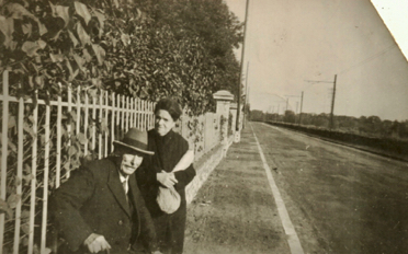 Félix Vérillotte et Sophie Dansault, les grands-parents maternels de Marguerite. Sainte-Radegonde, près de Tours, avant la guerre de 40. Félix Vérillotte et Sophie Dansault, les grands-parents maternels de Marguerite. Sainte-Radegonde, près de Tours, avant la guerre de 40.