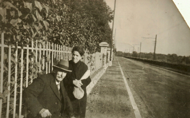 Félix Vérillotte et Sophie Dansault, les grands-parents maternels de Marguerite. Sainte-Radegonde, près de Tours, avant la guerre de 40.