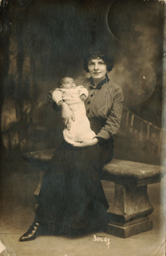 Madeleine et sa fille Marie-Madeleine. Commentaire de l'intéressée : "C'était ma première sortie en janvier 1915. Ceci à l'intention du vaillant guerrier [son mari, Aristide]."