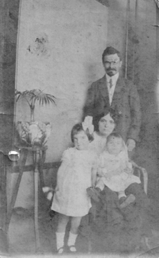 Juin 1918, Aristide, Madeleine et leurs deux filles Marie-Madeleine et Hélène.