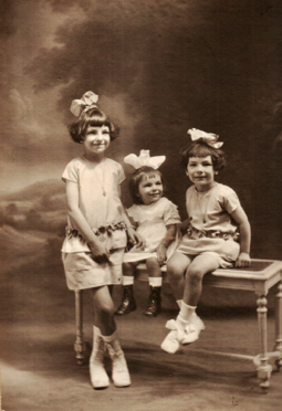 Les trois sœurs, Marie-Madeleine, Marguerite, Hélène Les trois sœurs, Marie-Madeleine, Marguerite, Hélène