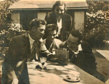 Jacques Feydy (mari d'Hélène), Marguerite assise, Marie-Madeleine debout, Pierre Castex (mari de Marie-Madeleine). Sainte-Radegonde le 2 août 1937. Jacques Feydy (mari d'Hélène), Marguerite assise, Marie-Madeleine debout, Pierre Castex (mari de Marie-Madeleine). Sainte-Radegonde le 2 août 1937.