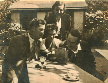 Jacques Feydy (mari d'Hélène), Marguerite assise, Marie-Madeleine debout, Pierre Castex (mari de Marie-Madeleine). Sainte-Radegonde le 2 août 1937.