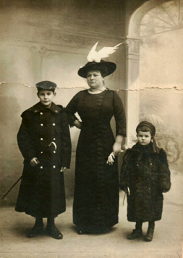 Valentine Beslais avec ses deux fils. C'est la tante de Marguerite.