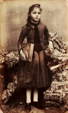 Noémie Beslais, qui aurait été une autre tante de Marguerite mais qui est morte à 15 ans de maladie. Noémie Beslais, qui aurait été une autre tante de Marguerite mais qui est morte à 15 ans de maladie.