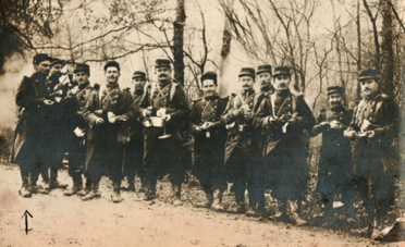Aristide à gauche, dans son régiment. Ses camarades qu'on voit sur cette photo ont été décimés peu après sa démobilisation. Cette photo lui provoquait une grande émotion. Aristide à gauche, dans son régiment. Ses camarades qu'on voit sur cette photo ont été décimés peu après sa démobilisation. Cette photo lui provoquait une grande émotion.