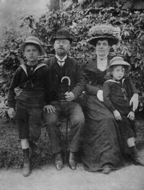 Henri Beslais fils, avec sa femme et ses deux fils. C'est l'oncle de Marguerite. Les fils sont Georges et Maurice.