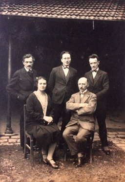 Joseph Dalby à gauche, avec des amis littérateurs.