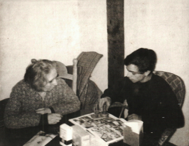 Marguerite Dubois avec son petit-fils Marc lui expliquant un casse-tête Marguerite Dubois avec son petit-fils Marc lui expliquant un casse-tête