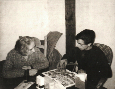 Marguerite Dubois avec son petit-fils Marc lui expliquant un casse-tête