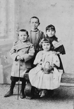 Joseph Dalby, cousin et ami de la famille, Georges, Marguerite et Gabrielle Dubois