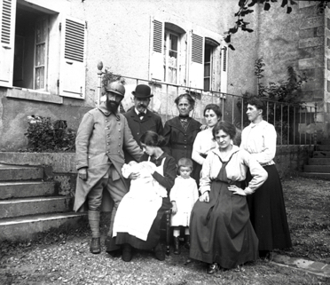Le couple, avec les parents d'Henri, l'enfant est Gilbert (le neveu d'Henri), les femmes sont Hortense Fernicle (belle-sœur d'Henri), Thérèse Besse (belle-sœur de Marguerite, femme de Georges), inconnue