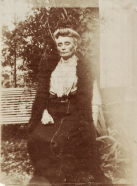 Maman Guiguite, une cousine de leur mère qui s'est occupée d'eux à la mort de leur mère. On a plusieurs photos d'elle où elle a toujours à peu près le même visage Maman Guiguite, une cousine de leur mère qui s'est occupée d'eux à la mort de leur mère. On a plusieurs photos d'elle où elle a toujours à peu près le même visage
