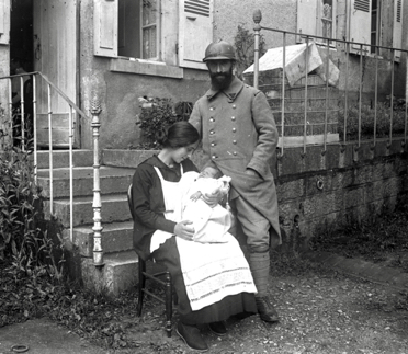 Marguerite Dubois portant Henry-Louis, Henri Baratin. Henri, qui a le sens du spectacle, pose avec son casque Marguerite Dubois portant Henry-Louis, Henri Baratin. Henri, qui a le sens du spectacle, pose avec son casque