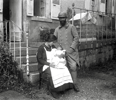 Marguerite Dubois portant Henry-Louis, Henri Baratin. Henri, qui a le sens du spectacle, pose avec son casque