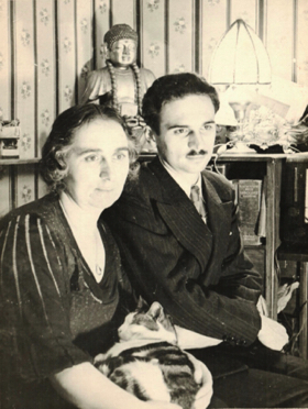 Henry-Louis et sa mère. Auxerre, 29 octobre 1939. On voit le bouddha d'Henry-Louis