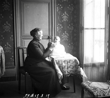 15 mars 1915. Mathilde avec son petit-fils Gilbert, fils de Louis (et donc cousin d'Henry-Louis)