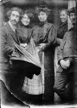 Henri, Henriette, inconnue, Mathilde, inconnu. À Auxerre le 26 décembre 1909, rue Besan. Le nom des deux inconnus est marqué au dos : Jeanne Miquet et Louis Lemoulle.