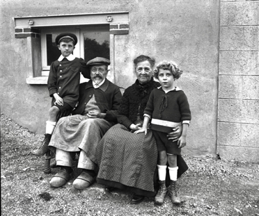 Arthur et Mathilde avec leur petits-enfants Gilbert et Robert