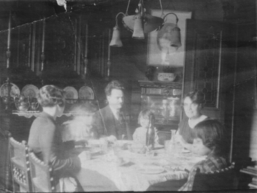 Une bonne, Hélène, Aristide, Marguerite, Madeleine, Marie-Madeleine. Environ 1925, tout fiers dans leur nouvel appartement avenue Niel