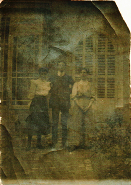 Madeleine, Marcel (la sœur et le frère), puis Aurélie Maixandeau, la femme de Marcel. 31 juillet 1907. La photo a très mal vieilli mais on la garde parce que c'est la seule avec Aurélie, et que Madeleine porte une jolie jupe.