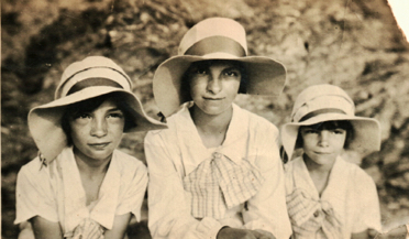 Les trois sœurs, Hélène, Marie-Madeleine, Marguerite. Juillet 1928 à Tharon, à la mer