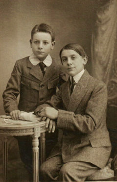 Maurice et Georges. Maurice meurt de la grippe espagnole pendant sa jeunesse.