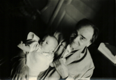Aristide et son arrière-petit-fils Antoine Feydy. 19 août 1967.