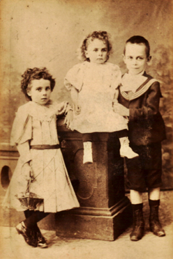 Ses trois enfants : Gabrielle, Marguerite, et Georges Dubois (tante, mère et oncle d'Henry-Louis)